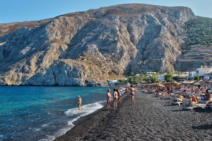 من بركان متفجر منذ 3600 عام إلى جزيرة خلابة