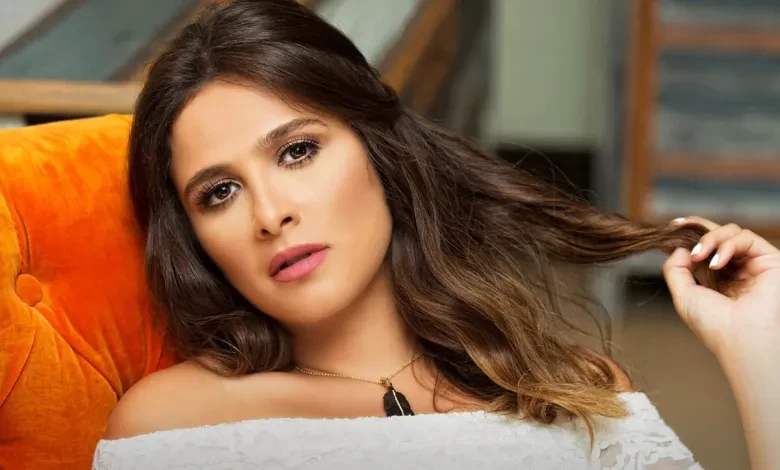 شاهد: ياسمين عبدالعزيز تهاجم فتاتين ضحكتا في جنازة مصطفى درويش