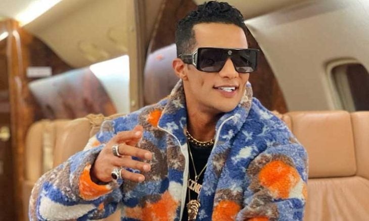 محمد رمضان يتجول برفقة ” جمل ” في شوارع ميامي