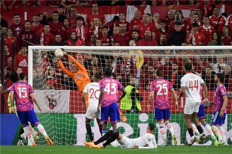 بالصور: إشبيلية المتخصص يلقي يوفنتوس خارج بطولته المفضلة