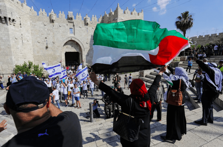 إصابات واعتقالات واعتداءات واسعة خلال "مسيرة الأعلام" في القدس