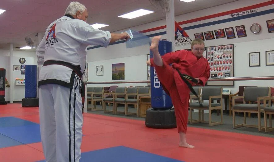 طفل من أصحاب متلازمة داون يحصل على الحزام الأسود فى الكاراتيه لثانى مرة