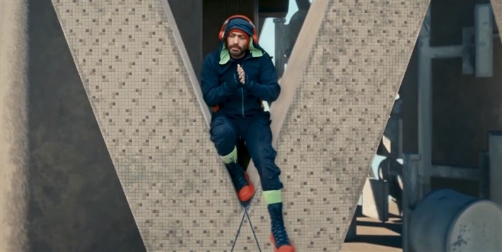 تامر حسني يقفز من برج القاهرة بعد أكل طبق كشري في برومو فيلم "تاج"