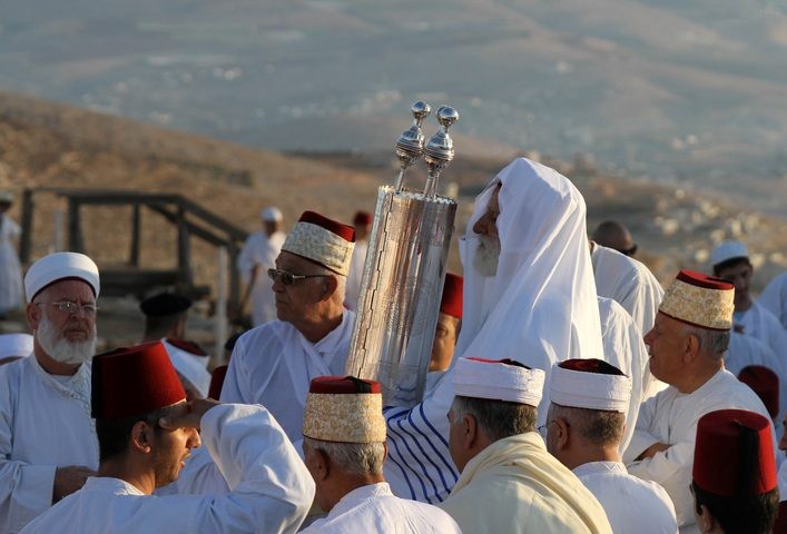 السامريون يحجون إلى قمة جرزيم بنابلس في عيد "الفسح"