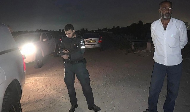 شرطة الاحتلال تقتحم مقبرة قرية العراقيب وتعتقل الشيخ صيّاح الطوري وزوجته