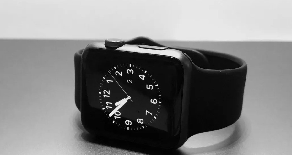 ساعة ذكية تنقذ حياة سيدة من موت محقق أثناء رحلة عمل