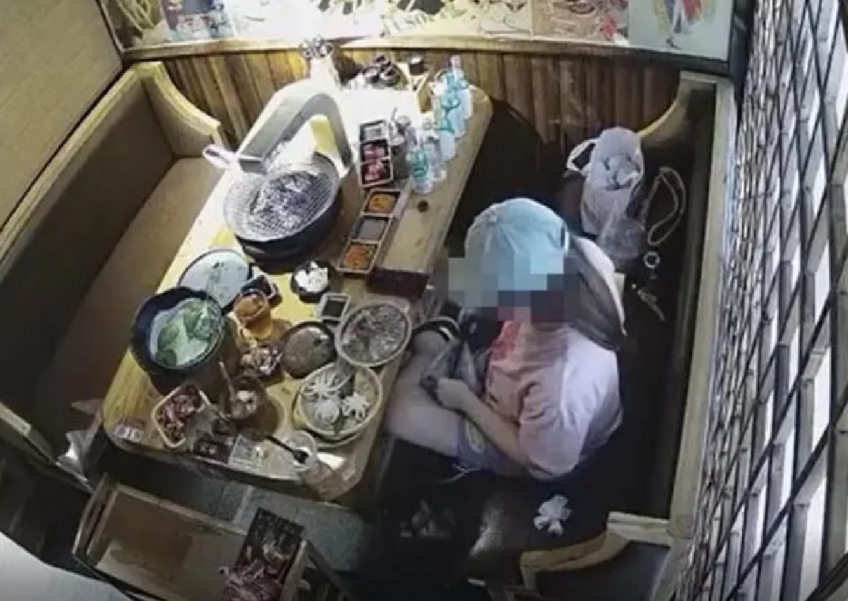 صينية تدفع 8600 دولار تعويضًا عن سرقة بقايا طعام فى حقيبتها بعد "أوبن بوفيه"