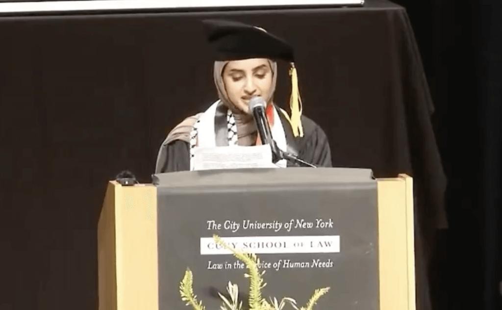 نيويورك: سياسيون يهاجمون طالبة عربية لانتقادها "إسرائيل" في حفل تخريج جامعي