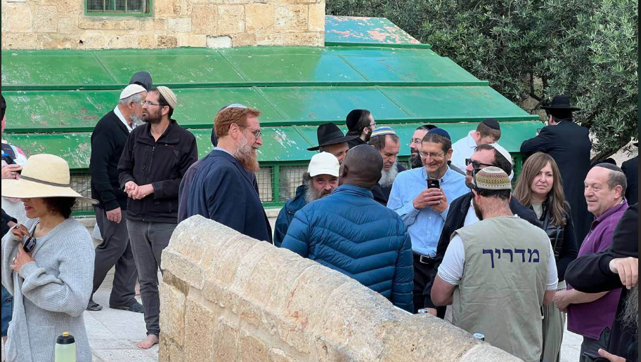 عشرات المستوطنين بقيادة المتطرف "غليك" يقتحمون باحات الأقصى