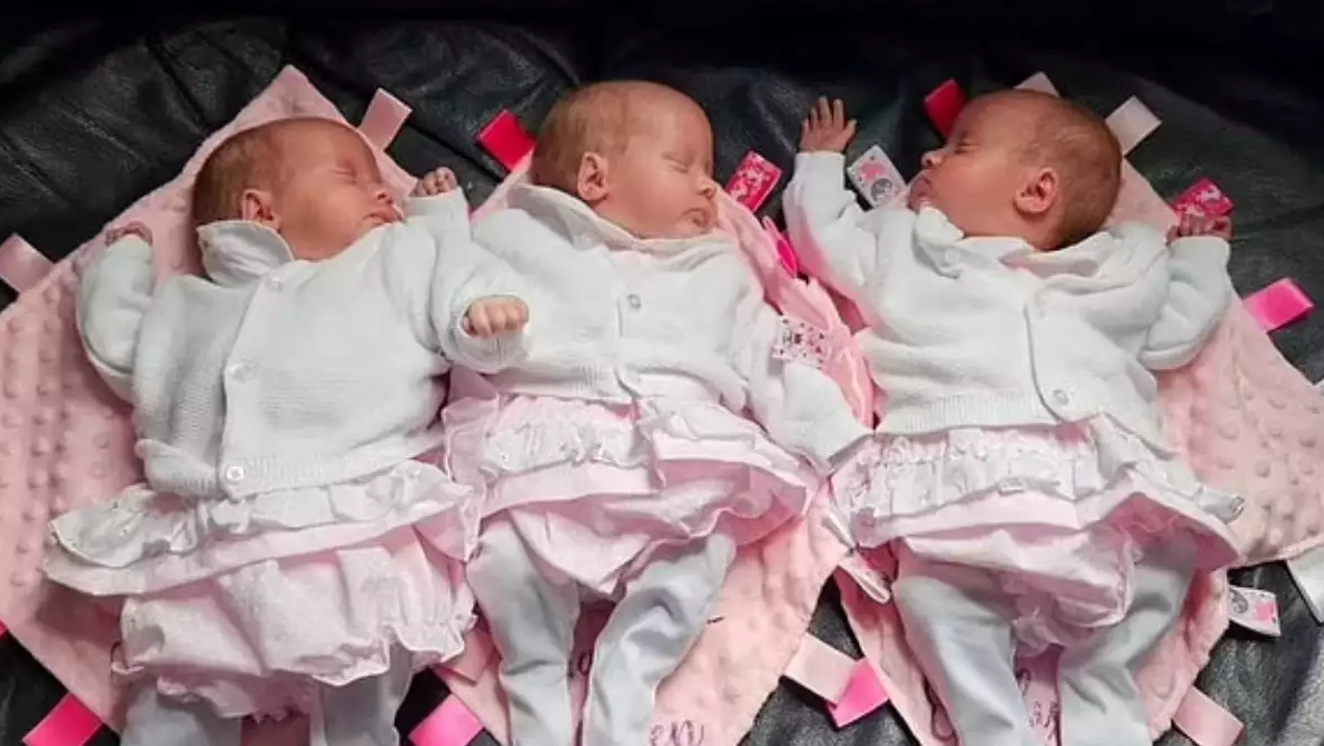 زوجان انتظرا توأمًا فكانت المفاجأة بثلاثة توائم متطابقين