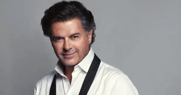 شاهد : راغب علامة بالتوكسيدو وزوجته تتألق بالبرتقالي في زفاف الحسين