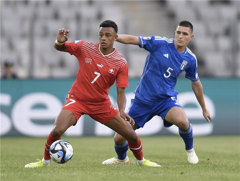 بالصور: شباب إيطاليا يعبرون سويسرا بصعوبة في اليورو