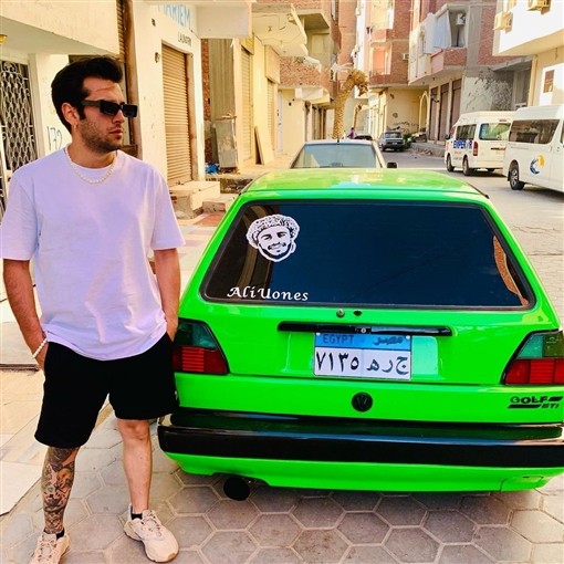 أحد أبطال "طائر الرفراف" يقضي إجازته في مصر