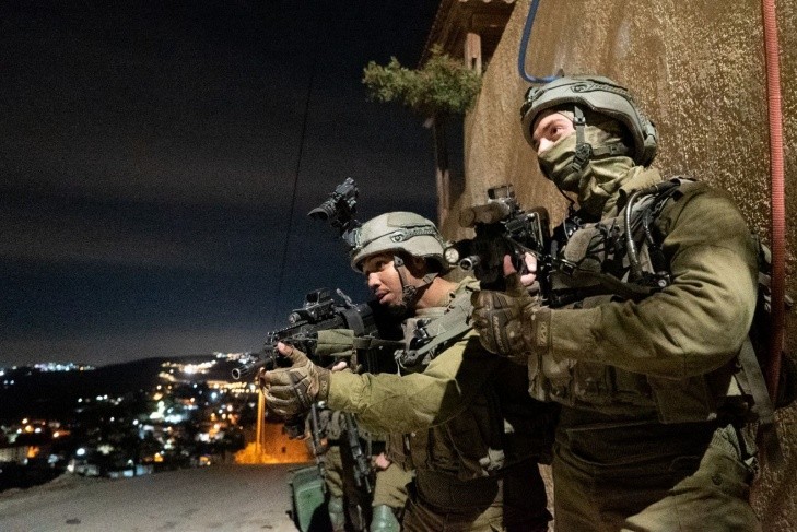 صحيفة عبرية: قوة "إسرائيلية" أجبرت 5 فلسطينيات على التعري داخل منزلهن