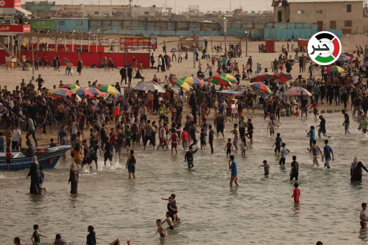 داخلية غزة: حوالي نصف مليون مواطن استجموا على شاطئ البحر بالأمس