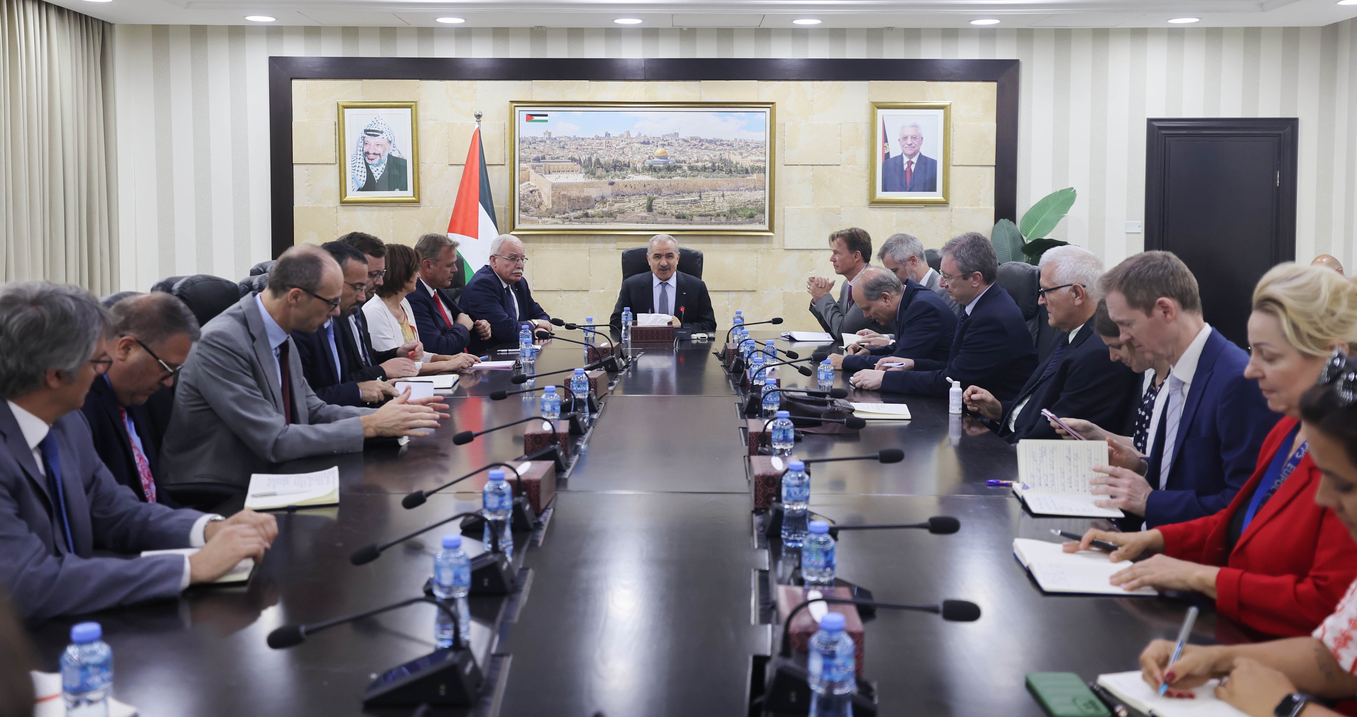 اشتية يدعو لاتخاذ إجراءات جدية لرفض الاستيطان والاعتداءات على الفلسطينيين