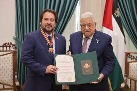 الرئيس يقلد ممثل جمهورية التشيلي "نجمة القدس" من وسام القدس
