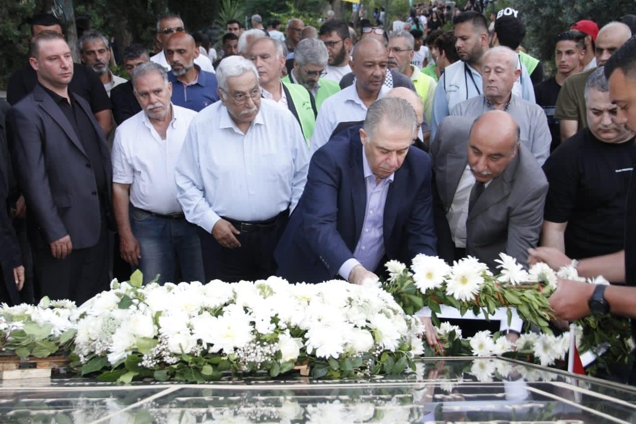 السفير دبور يضع اكليلاً من الزهور على النصب التذكاري لشهداء الثورة في بيروت