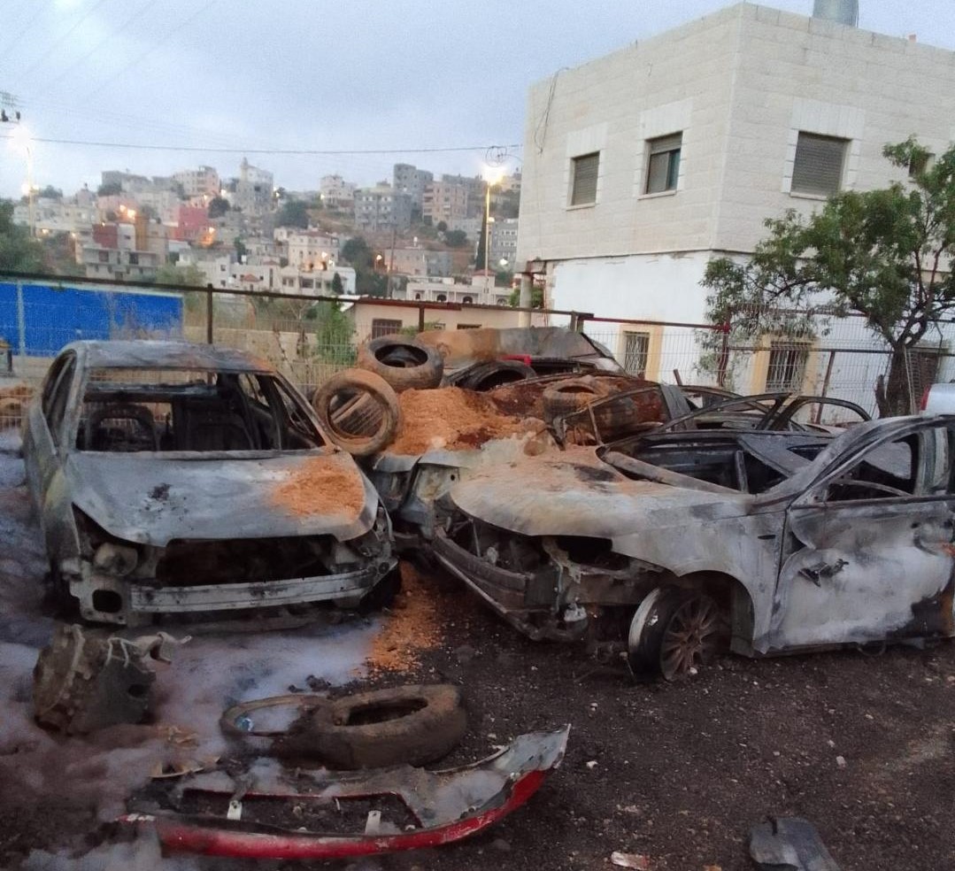 محدث بالصور: مستوطنون متطرفون يعتدون على ممتلكات المواطنين في مدن الضفة