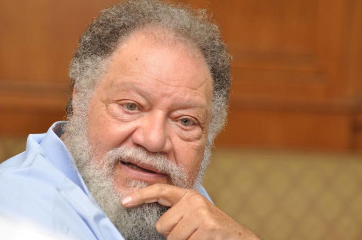 يحيى الفخراني في ظهور نادر يتكئ على عصا ويمشي بصعوبة