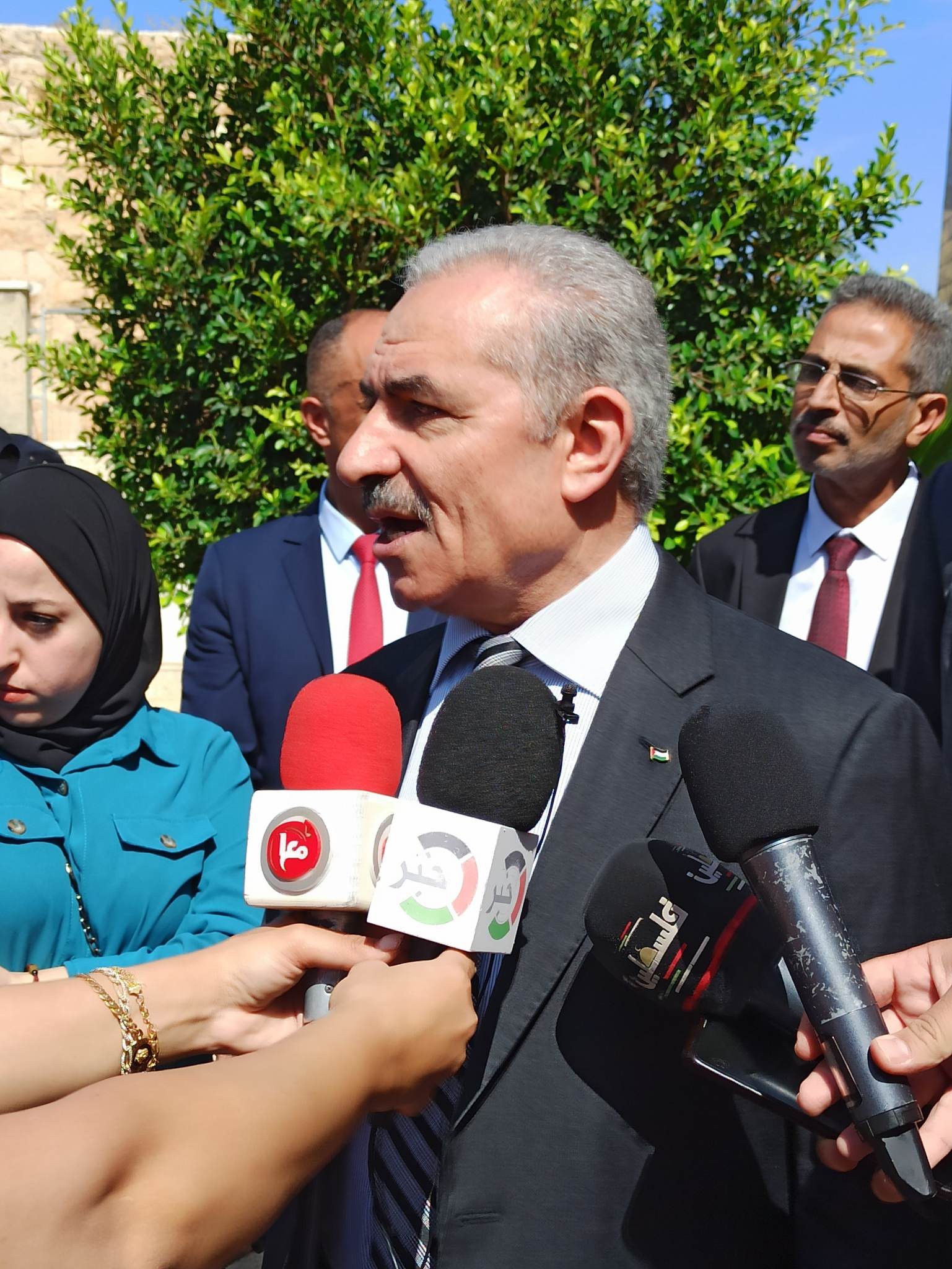 اشتية يستقبل الفائزين بتصميم النصب التذكاري للنكبة