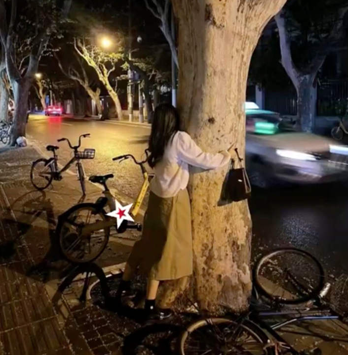 امرأة تروج لـ"معانقة الأشجار" كشكل من أشكال العلاج النفسى!