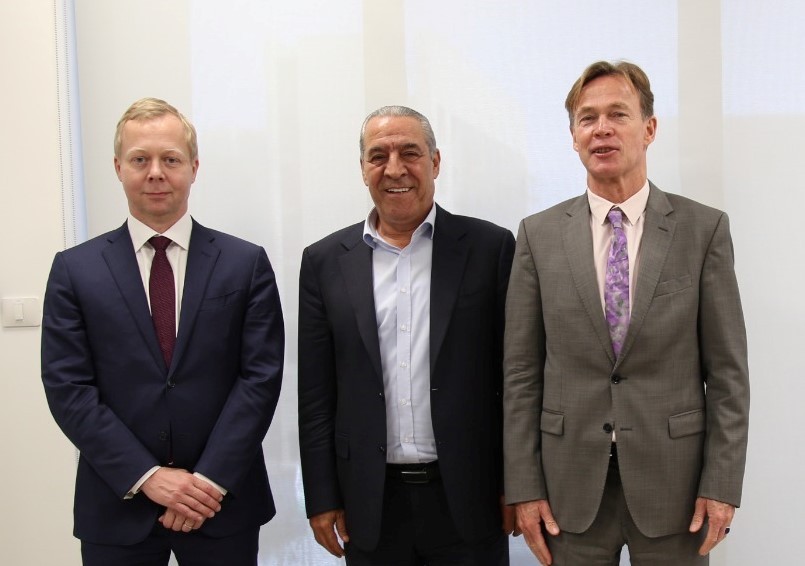 الشيخ يطلع المبعوث الأوروبي لعملية السلام على آخر المستجدات