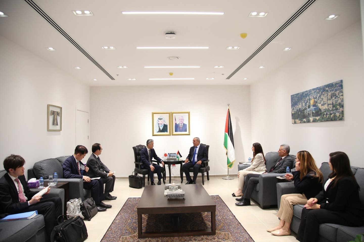 تفاصيل لقاء حسين الشيخ مع نائب وزير الخارجية الياباني