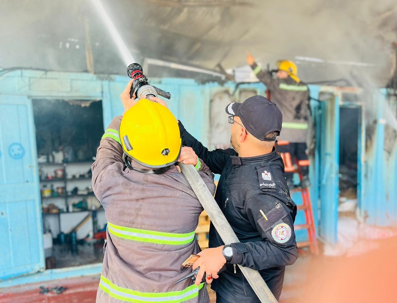 الدفاع المدني يُخمد حريقاً بمزرعة دواجن شمال غزة