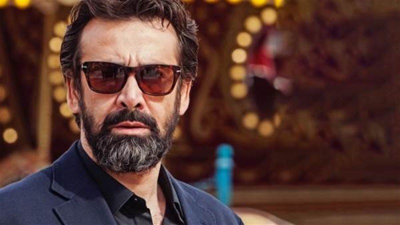 نجل كريم عبدالعزيز في ظهور نادر بالعرض الخاص لفيلم "بيت الروبي"