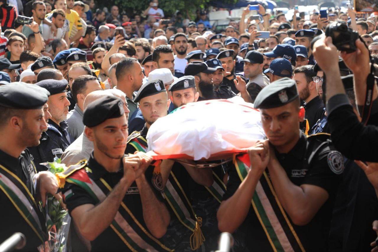 في موكب عسكري.. أهالي غزّة يشيعون جثمان الملازم خالد مصلح 