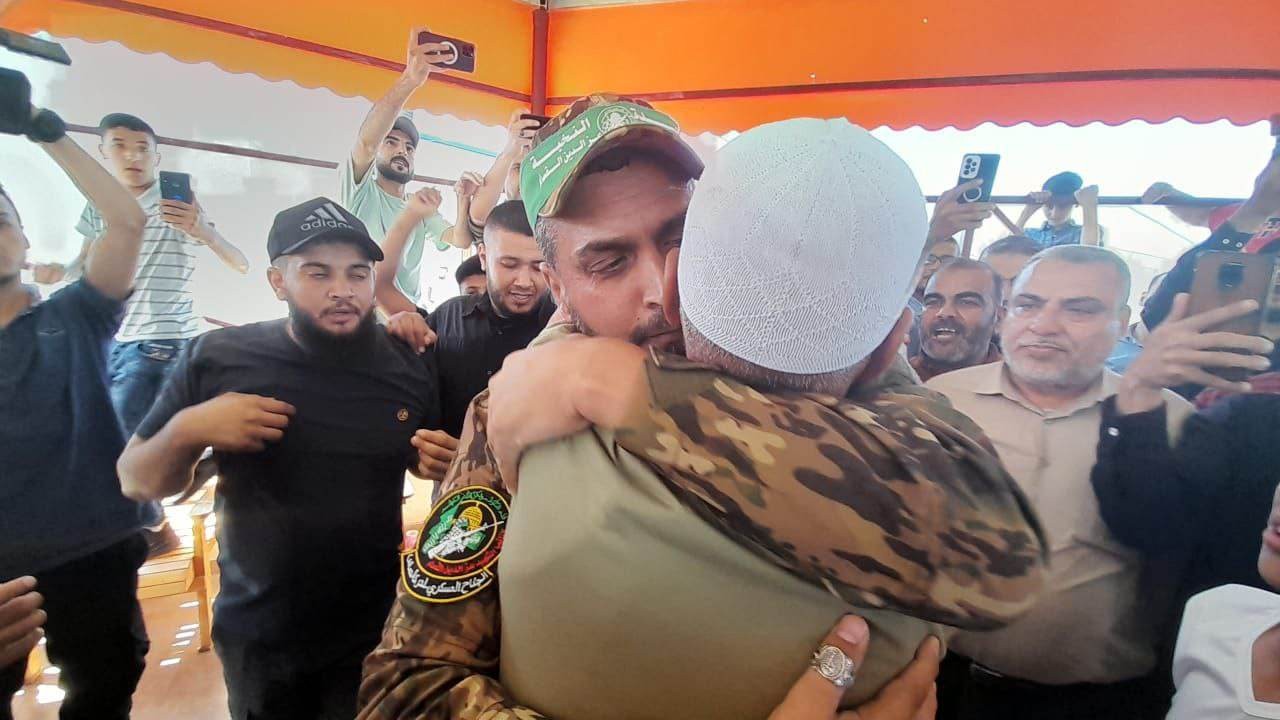 بالصور: الأسير مراد أبو معيلق يتنفس عبق الحرية بعد اعتقال دام 22 عامًا