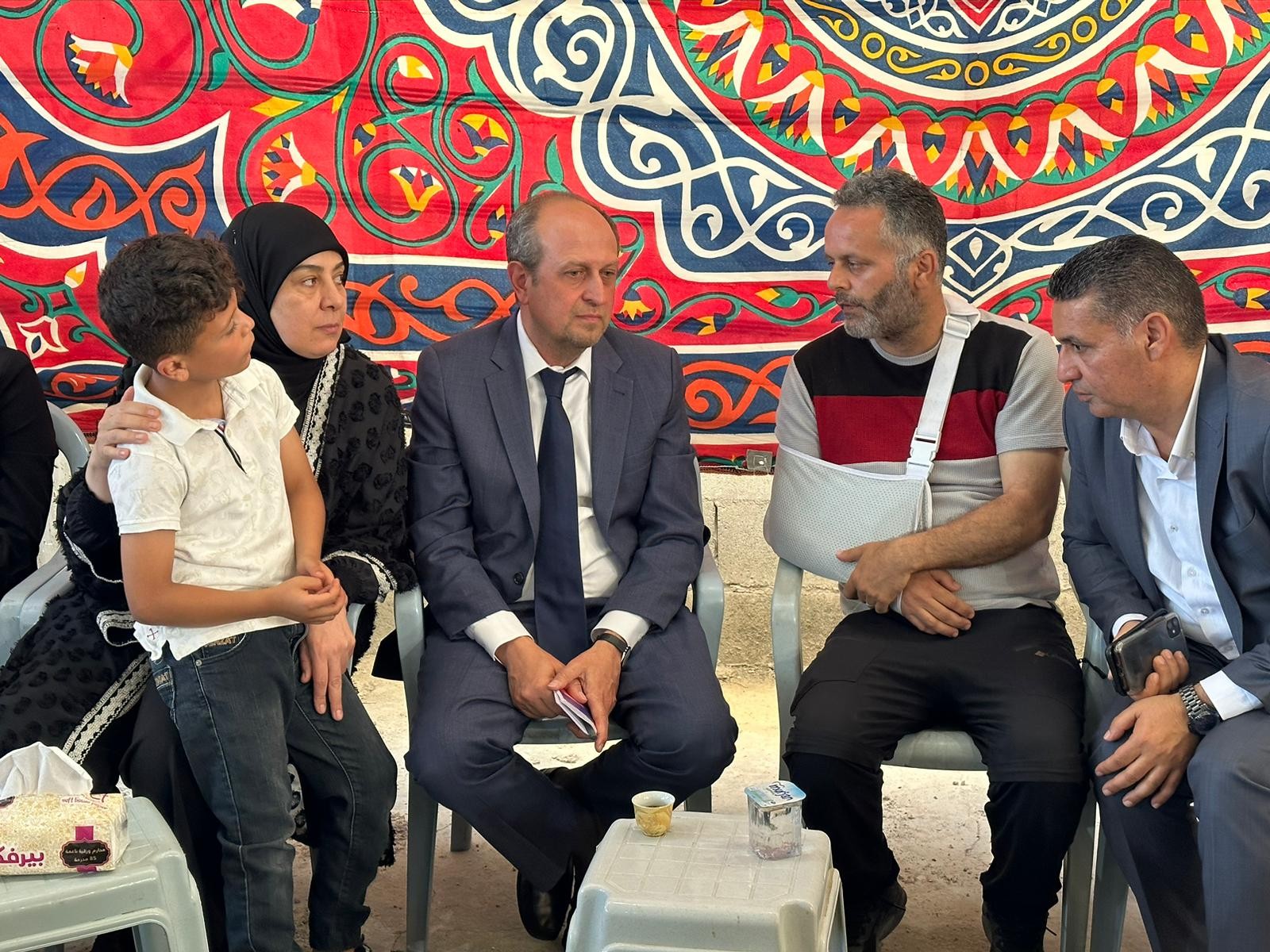 الممثل الأمريكي يقدم واجب العزاء بالشهيد محمد التميمي