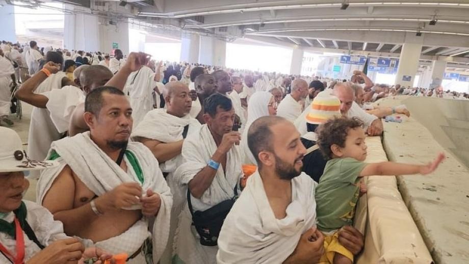 حُجاج بيت الله الحرام يستقبلون أول أيام التشريق برمي الجمرة الصغرى في مشعر مِنى