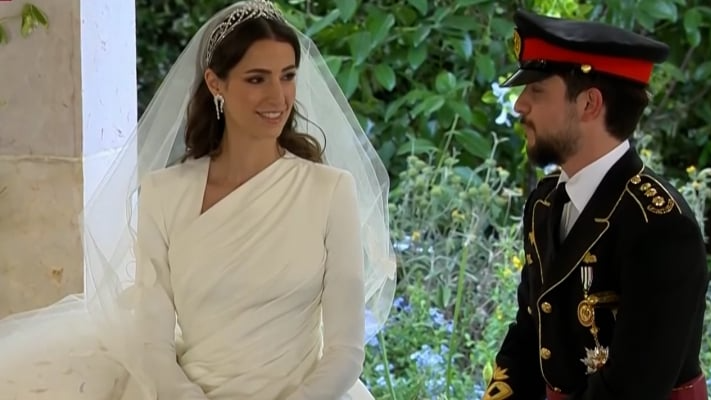 العروس "رجوة آل سيف" تسرق الأضواء بفُستان ملكي ساحر من تصميم "إيلي صعب"