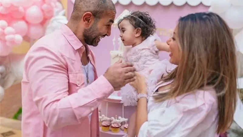 شاهد: رغم شائعات طلاقهما: أحمد سعد و زوجته ينتظران مولودهما الثاني
