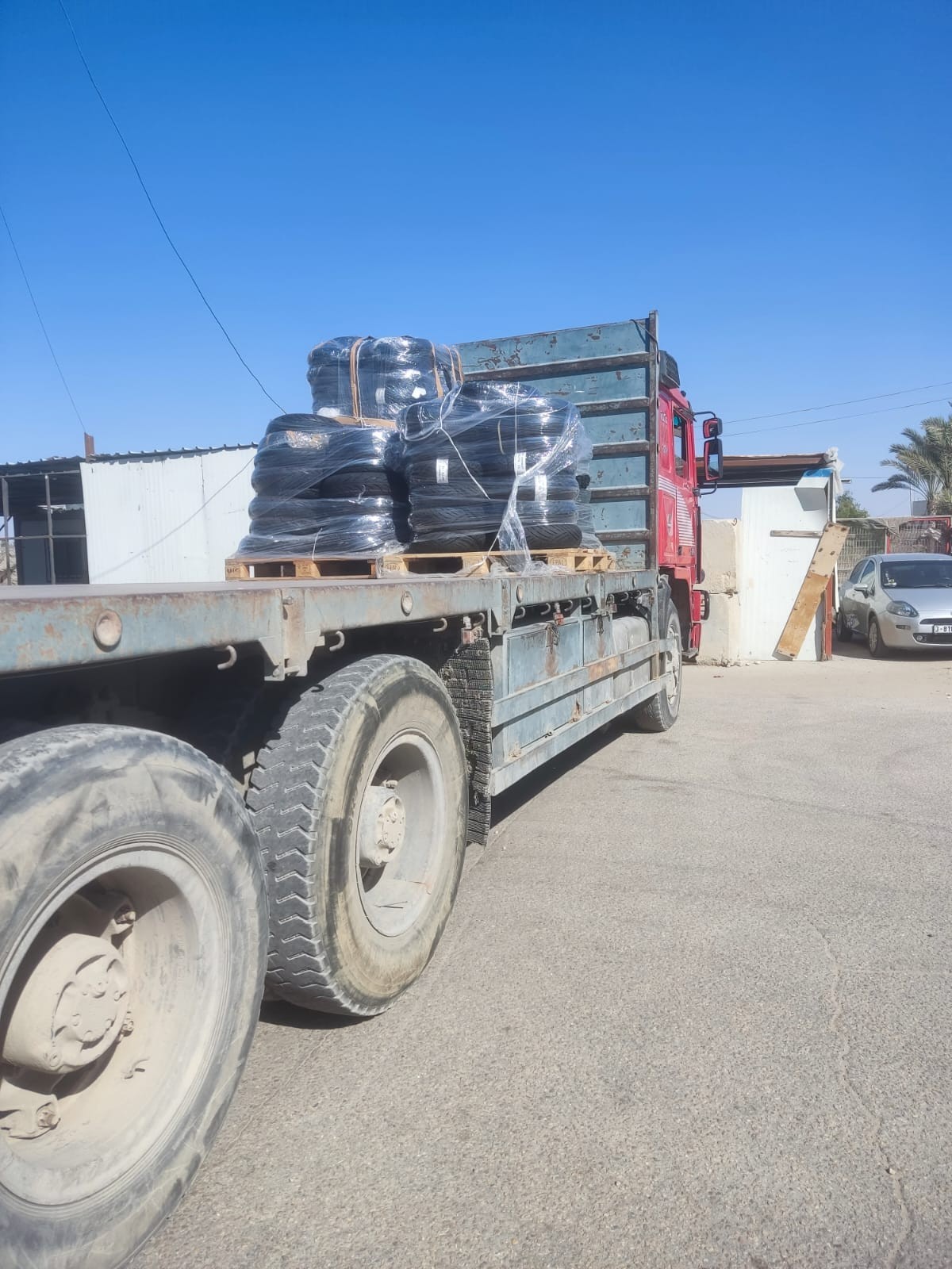 بالصور: إدخال أول شحنة من قطع غيار الدراجات النارية إلى قطاع غزة