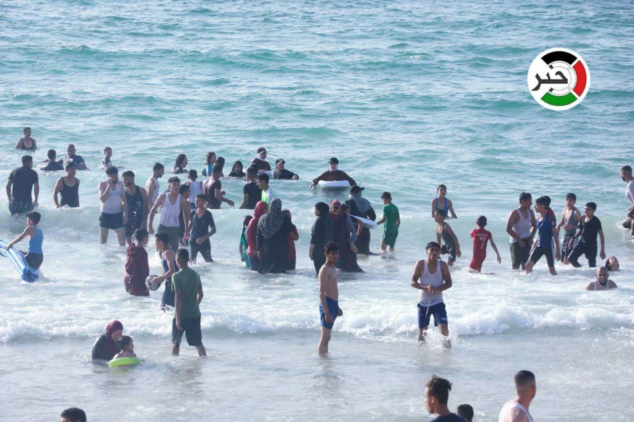 طواقم الإنقاذ البحري بغزة تُحذر من السباحة في البحر لمدة يومين