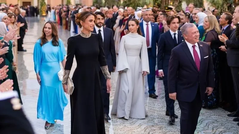 شاهد : الأزرق عنوان إطلالة الأميرة سلمى في زفاف شقيقها الأمير الحسين