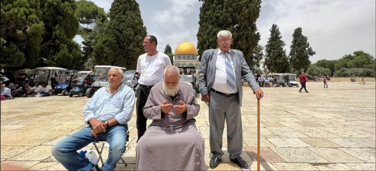 50 ألف مُصلٍّ يؤدون صلاة الجمعة في باحات المسجد الأقصى رغم قيود الاحتلال