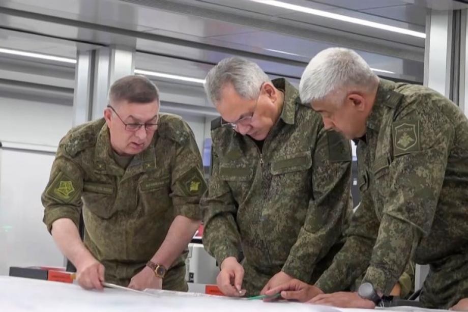 وزير الدفاع الروسي يصل إلى منطقة العملية العسكرية الخاصة ويتفقد الخطوط الأمامية