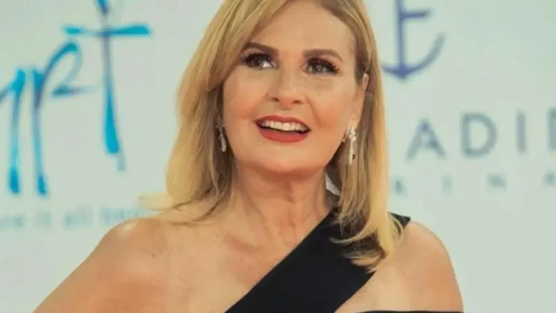 شاهد : يسرا تهنىء جمهورها بالعيد بإطلالة تخطف الأنظار