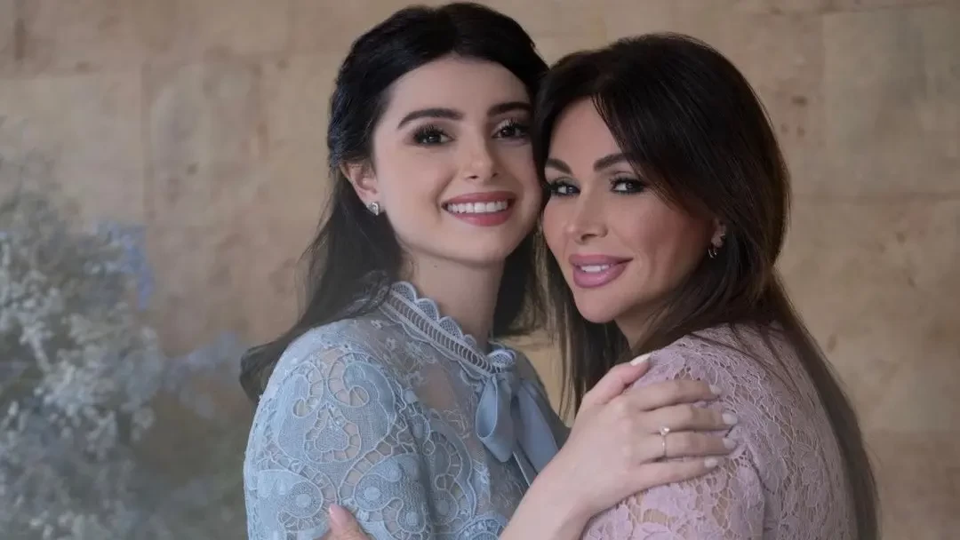 الدموع تغالب والدة ماريتا الحلاني في ليلة حنائها