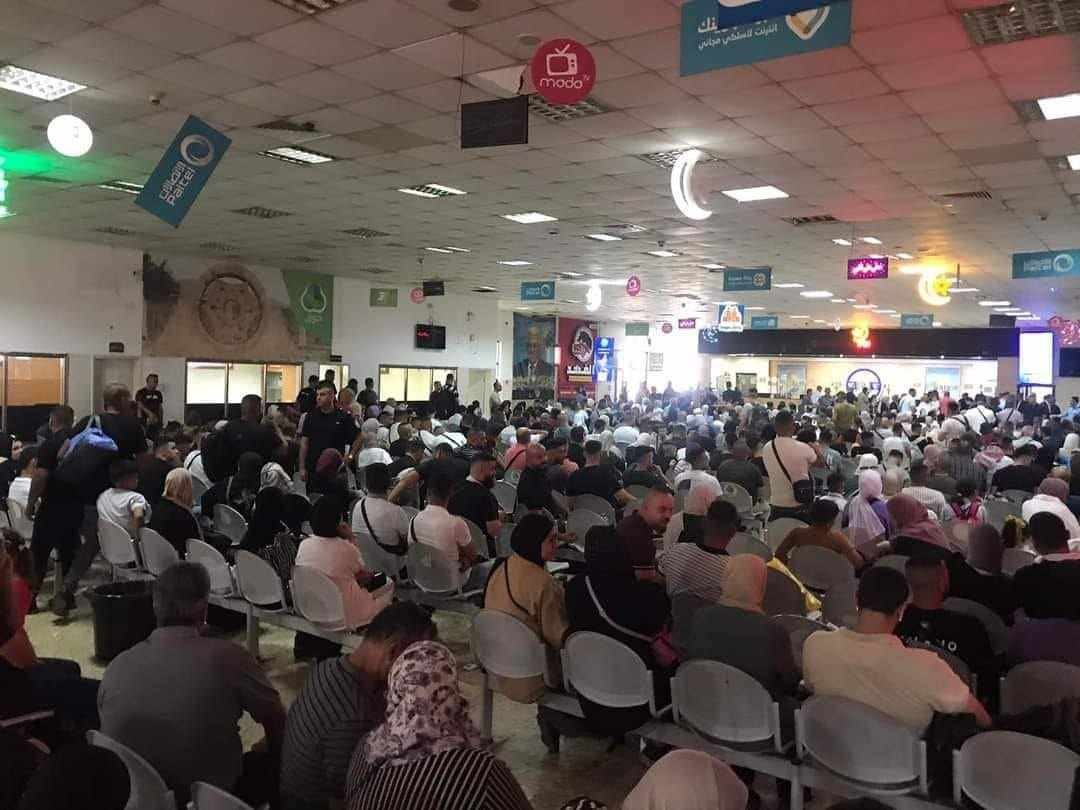 معبر الكرامة يشهد ازدحامًا كبيرًا ثاني أيام عيد الأضحى المبارك