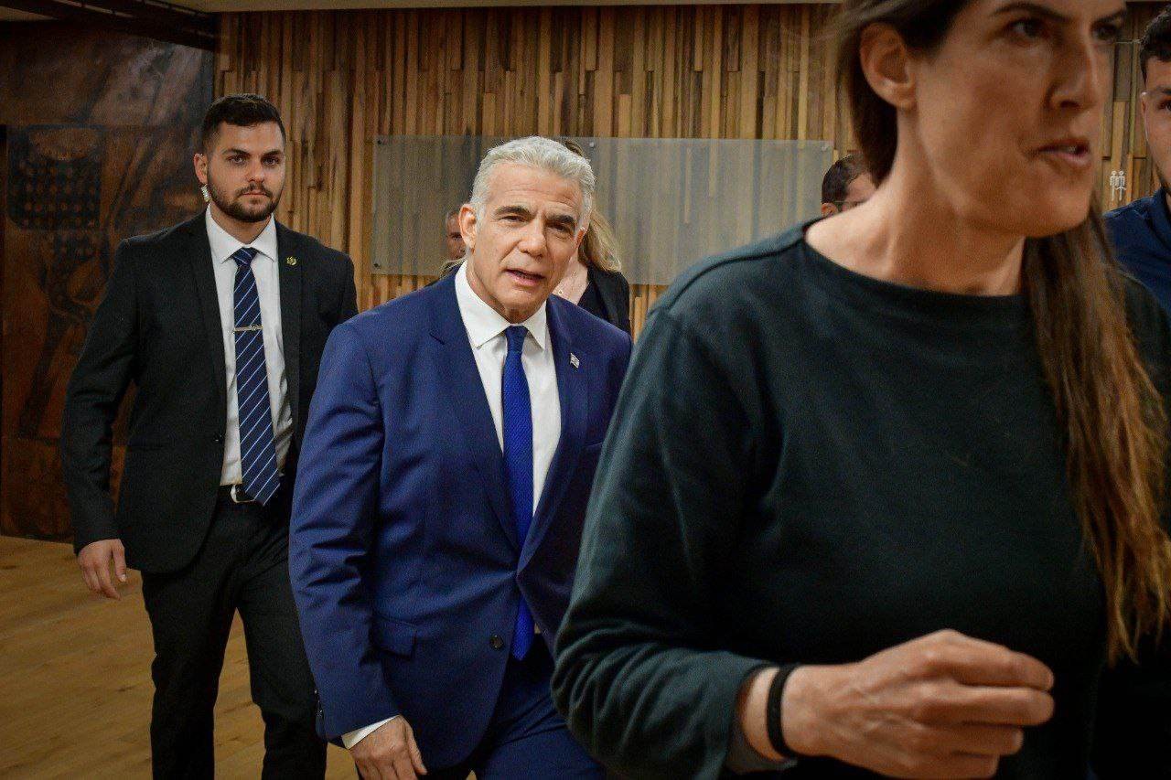 لابيد يُعقب على قرار سموتريتش بشأن تجميد المنح المالية للسلطات العربية