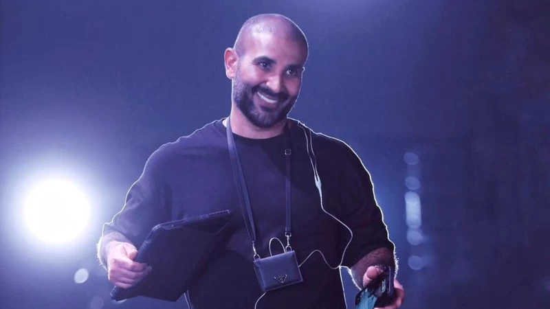 شاهد : أحمد سعد يتحول إلى نصف روبوت.. ويمازح عمرو مصطفى بعد طرحه مطرب بتقنية AI