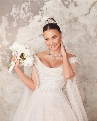 غنى غندور تدخل زفافها على صوت الأذان وجرس الكنيسة