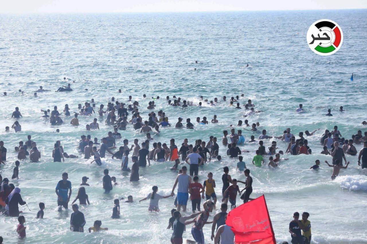 طواقم الإنقاذ تمنع السباحة في بحر غزّة من اليوم حتى مساء غد الإثنين
