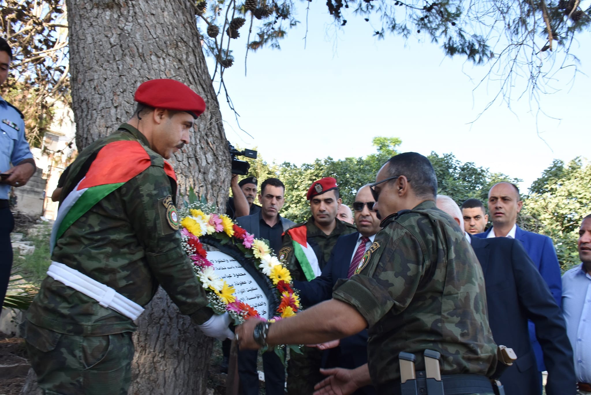 نائب محافظ سلفيت يضع إكليلاً من الزهور على ضريح الشهيد