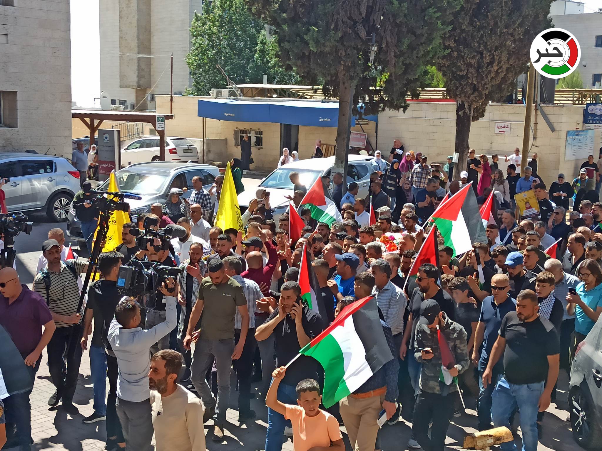 جماهير غفيرة من أهالي رام الله يُشيعون جثمان الشهيد الطفل محمد التميمي